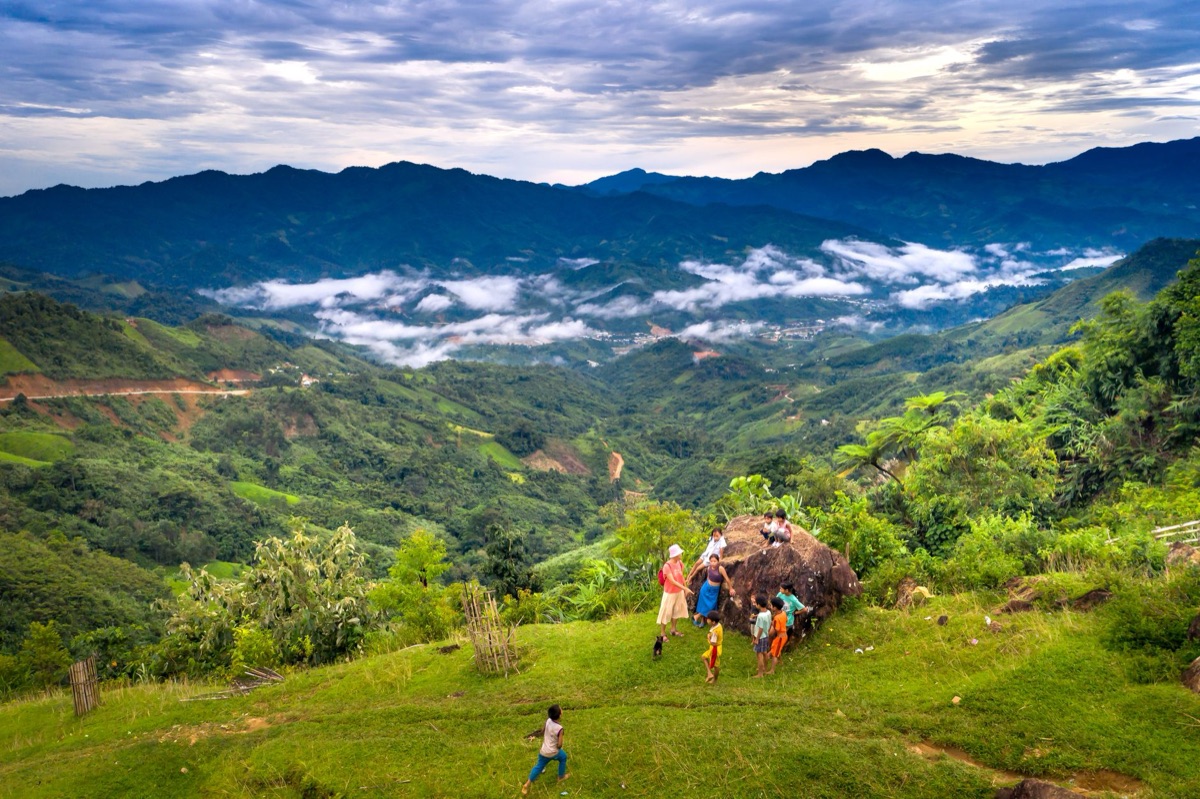 famille randonne dans fiji