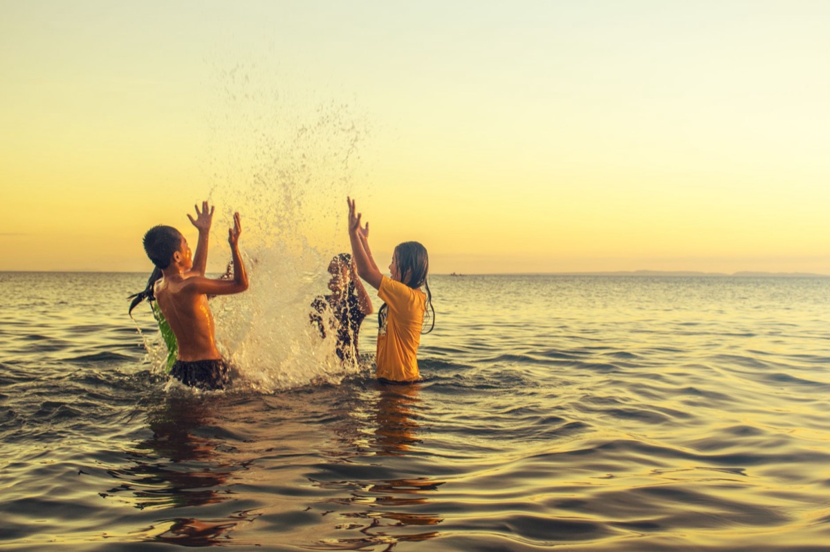 bambini che giocano sulla spiaggia
