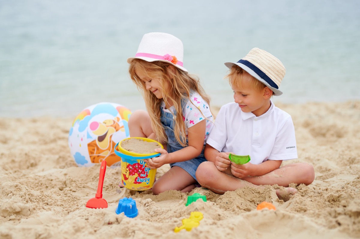 crianças brincando na areia