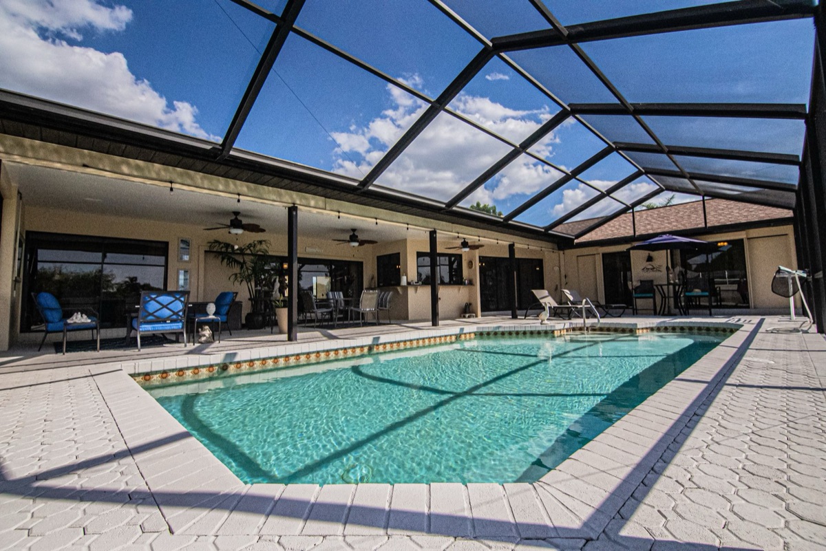 família em resort com piscina