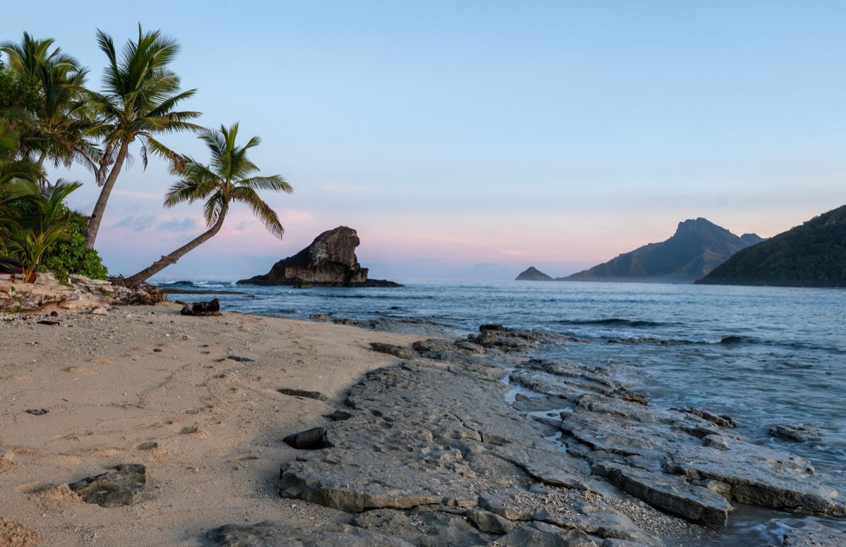 「忘れられないフィジー婚旅行：本島 vs イースト、あなたのロマンティックな選択は？」