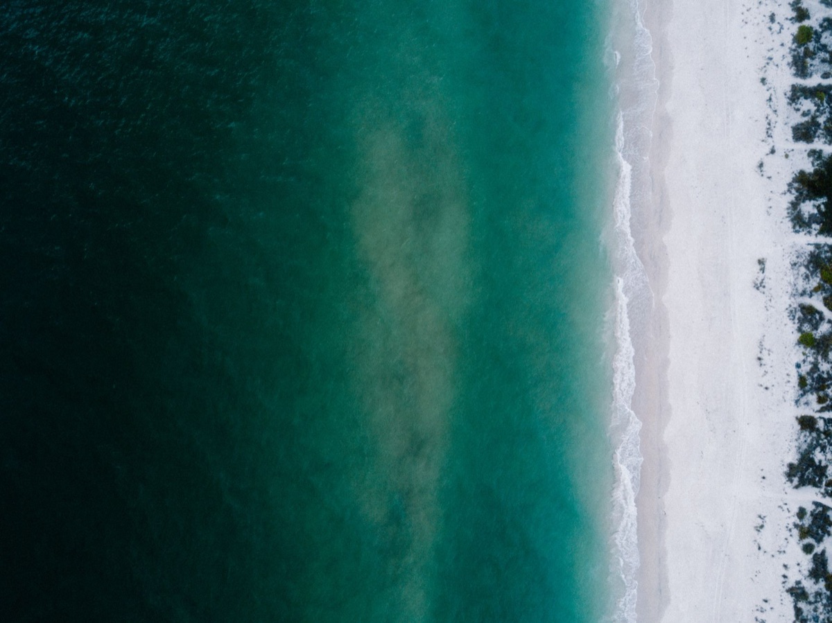 新婚旅行的本島：白沙海岸與藍色海水