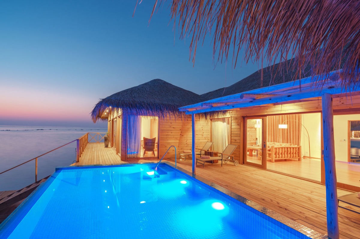 Weißer Sandstrand mit Holzinfinitypool
