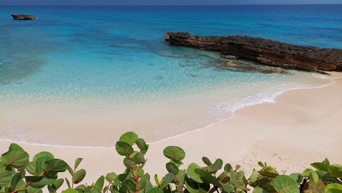 Playa blanca con agua turquesa