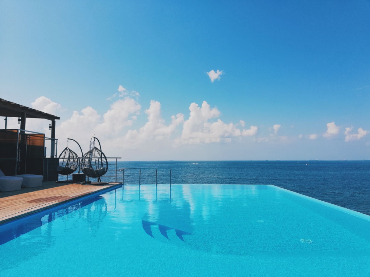 Résort de plage avec piscine à l'infini