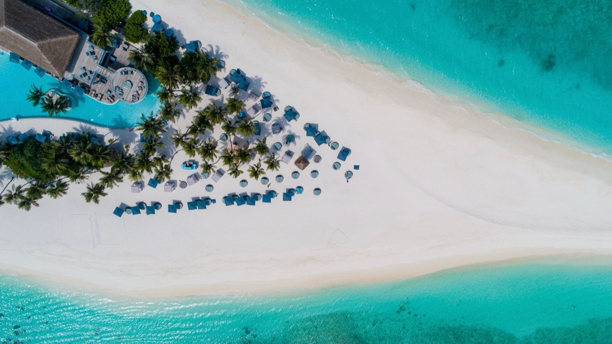 Luxe hotel zwembad met wit zand