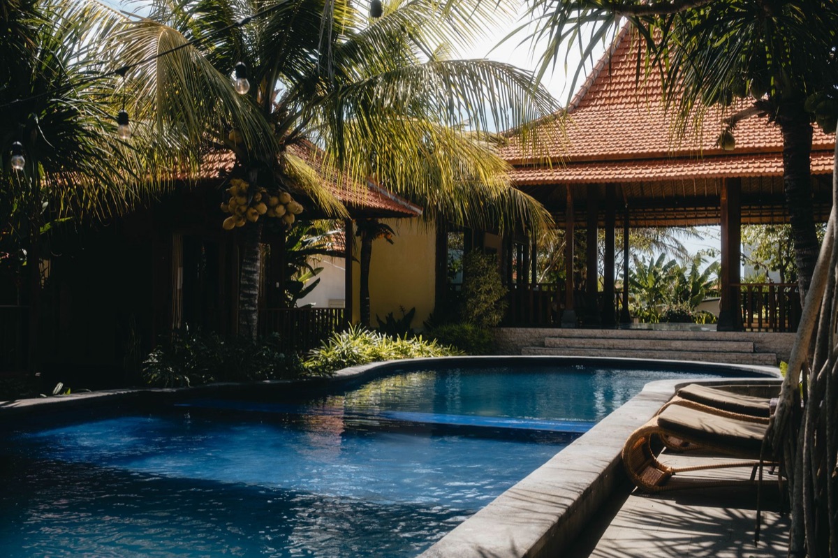 Luxe hotel met tropisch tuin