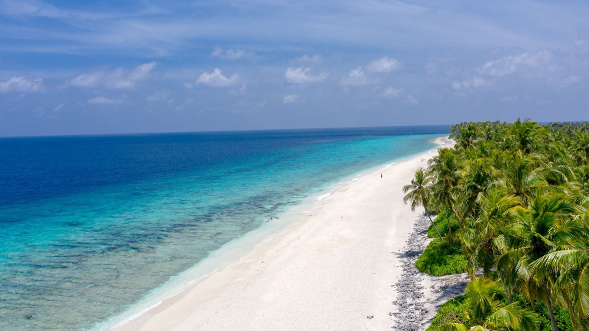 areia branca e água azul