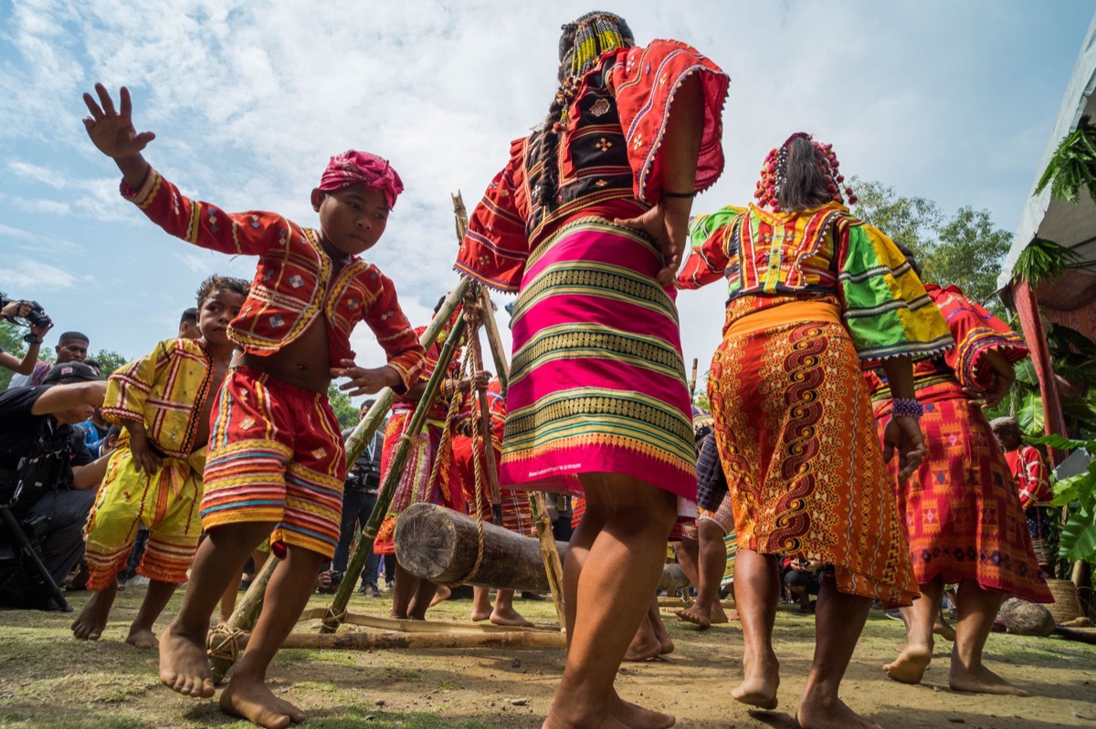 Danse traditionnelle fijienne sur une plage