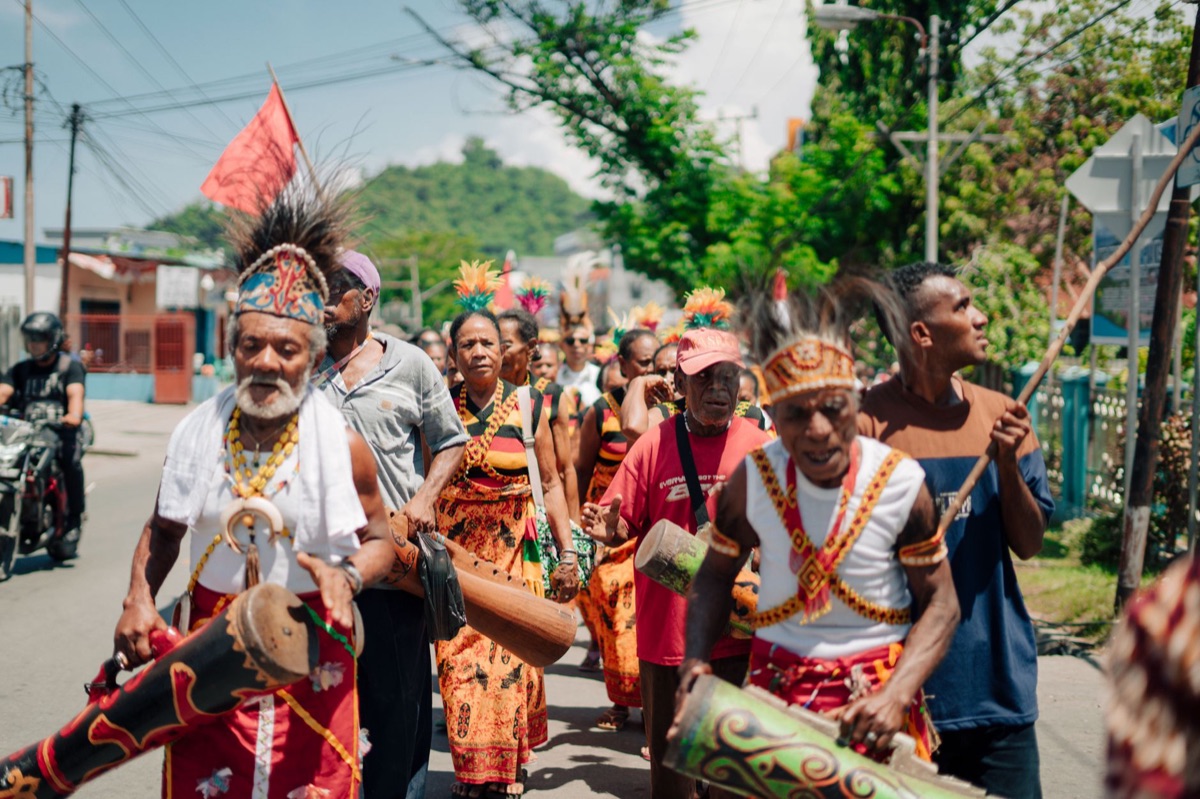Cérémonie fijienne traditionnelle avec habillement traditionnel