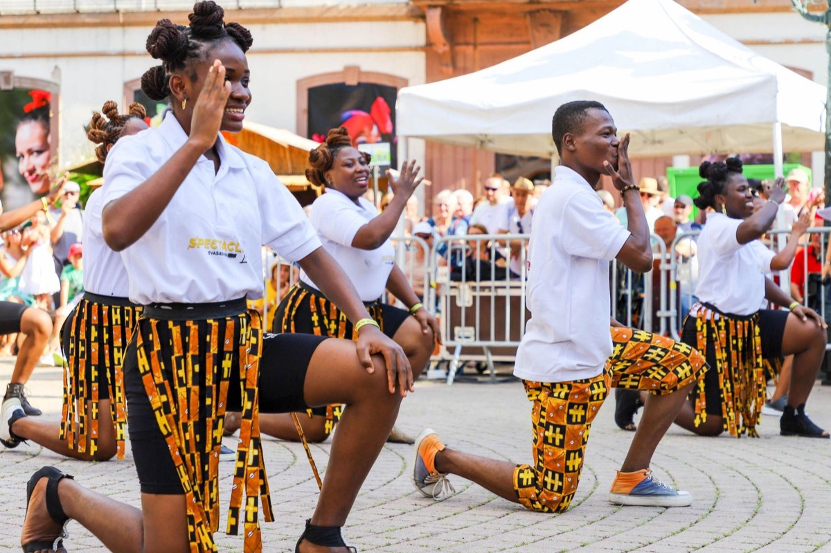 Fijian dancers in traditional costume