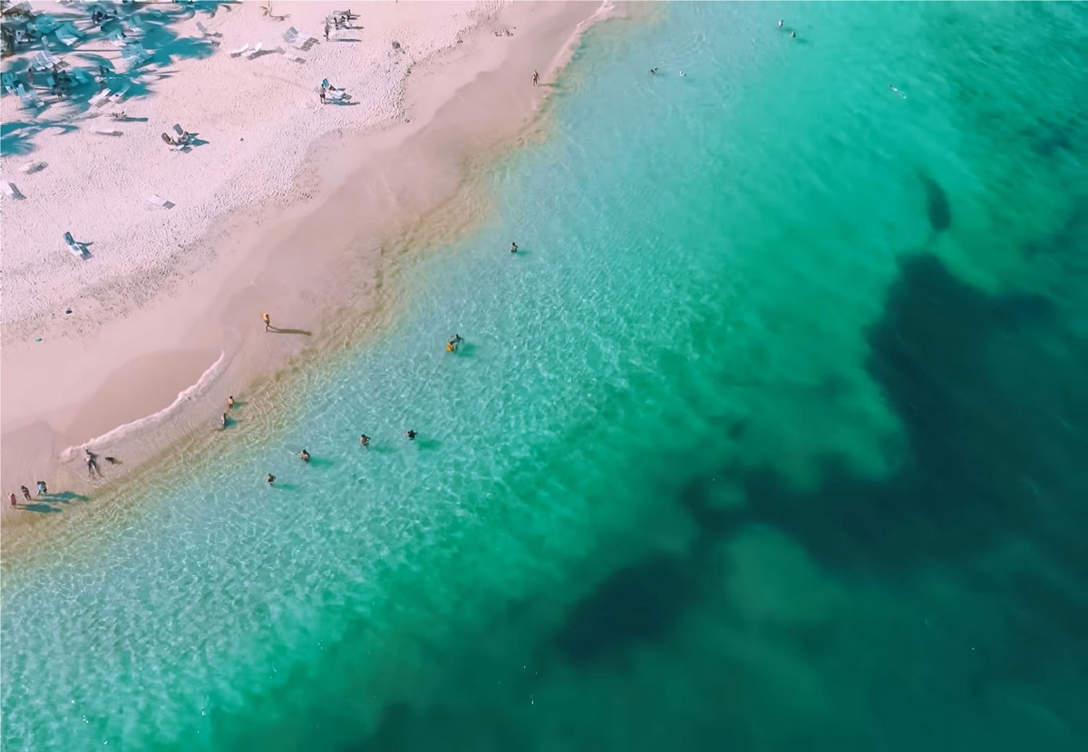 Playa blanca con agua turquesa