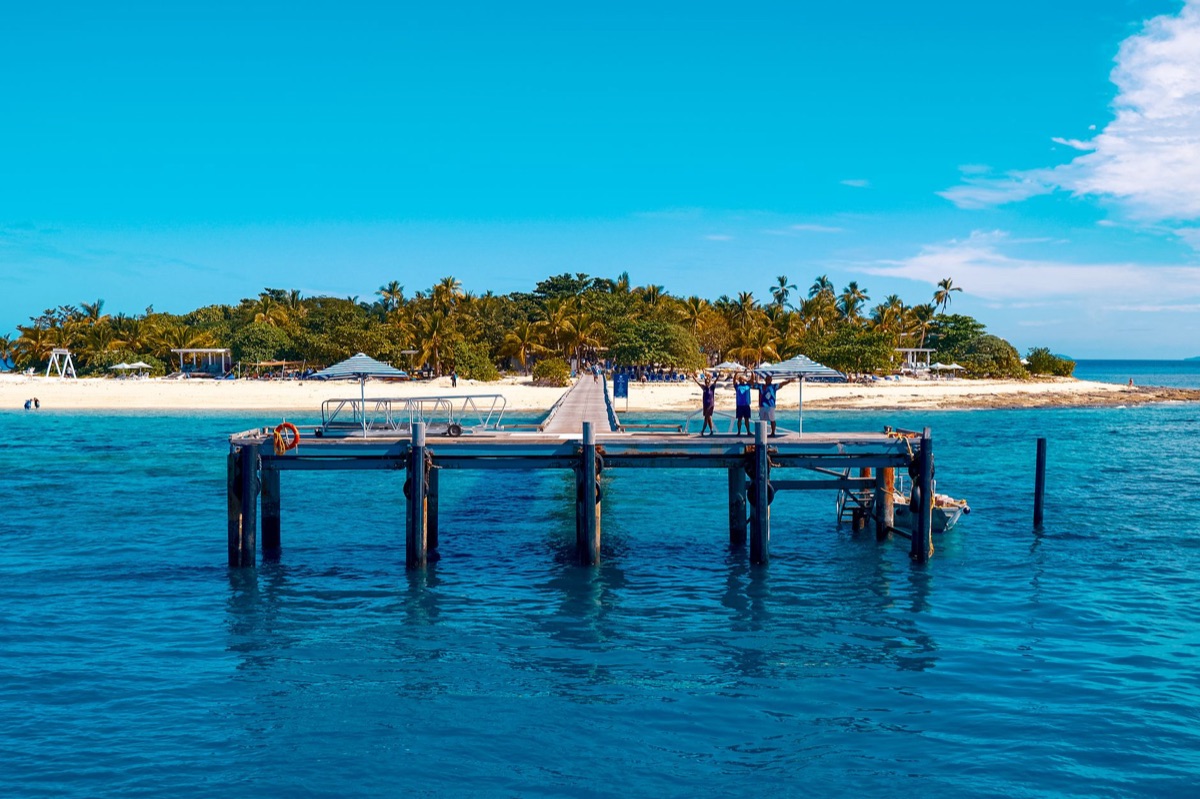 praia de fiji com equipamento de snorkel
