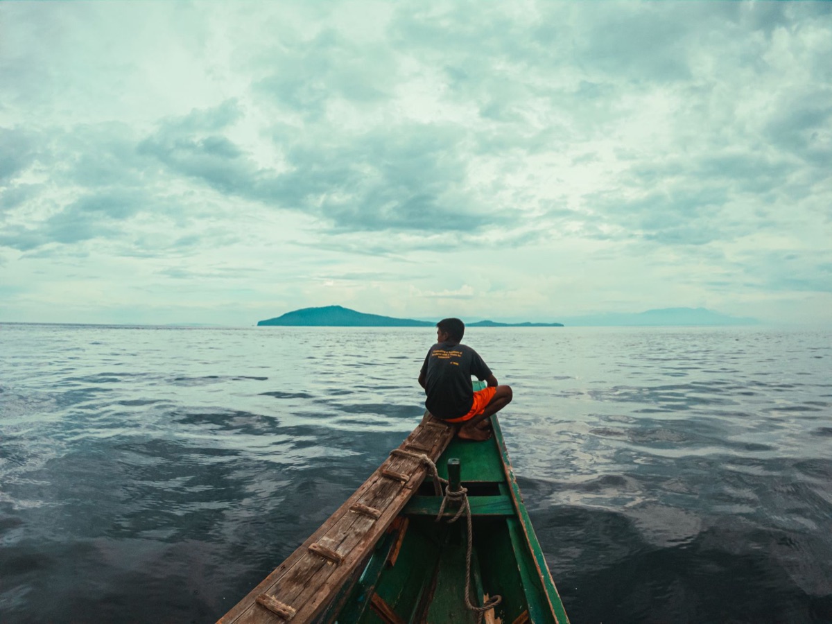Pescador en barco en las islas de Fijilandia
