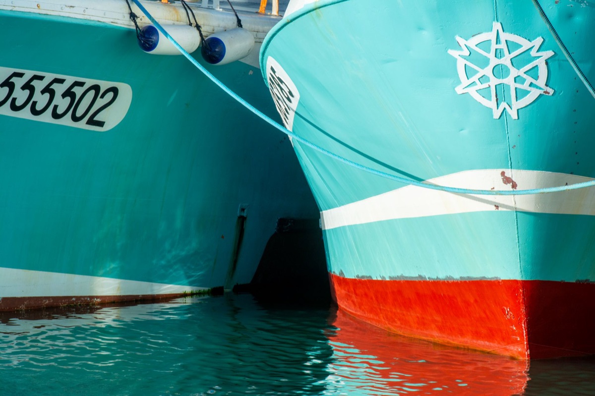 Barchetta da pesca con ancore