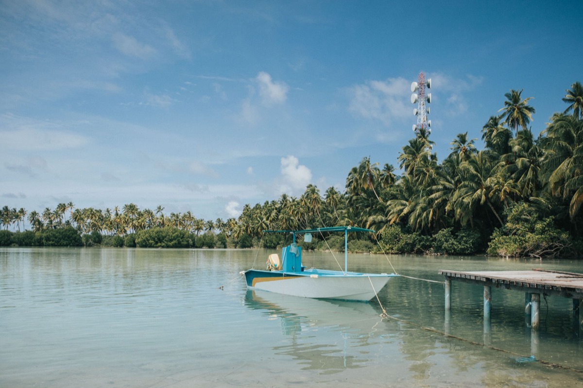 barco de pesca em lagoa de fiji