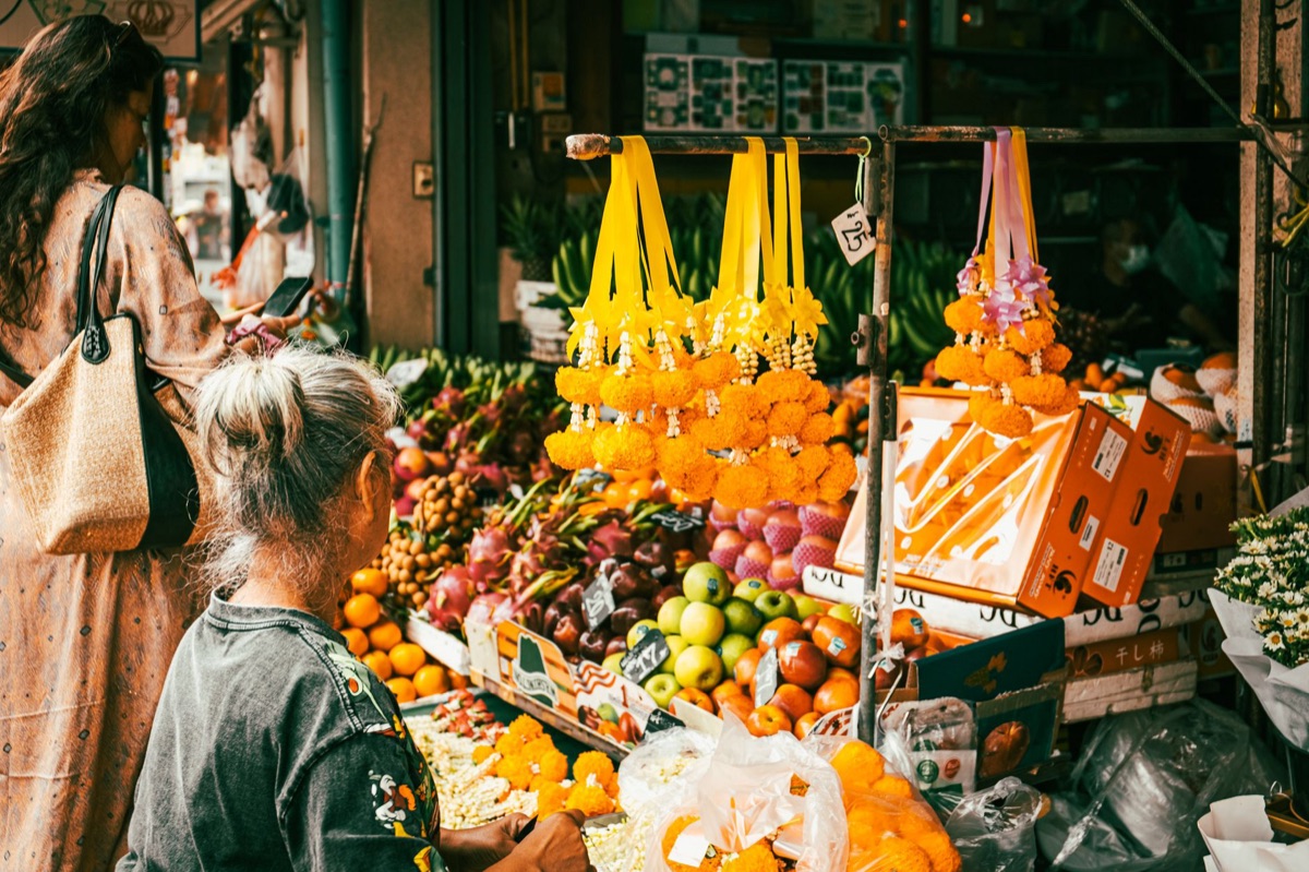 Marché tropical : vendeur de fruits tropicaux