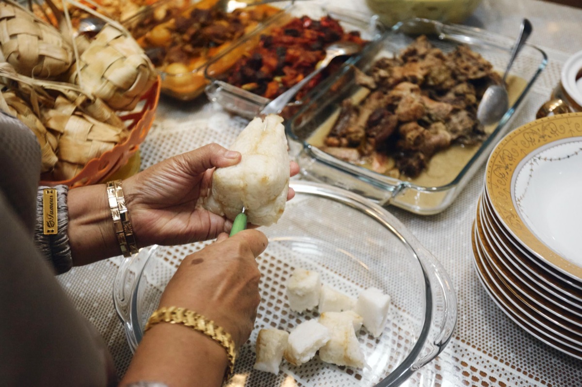 Préparation d'un plat traditionnel à l'île