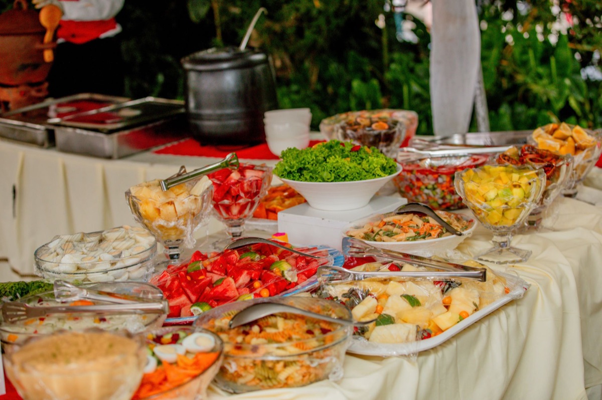 ristorante fijiano con tavolo e frutti tropicali
