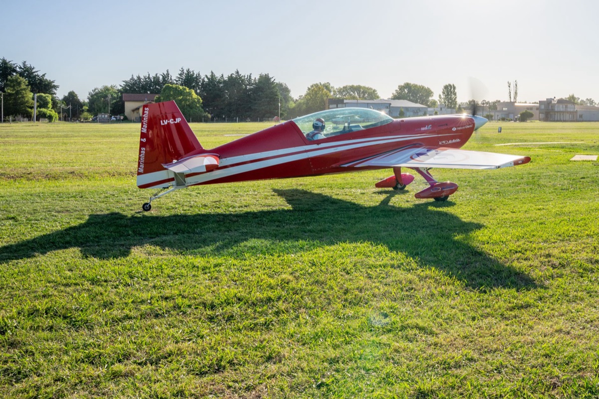 avión pequeño con puerta abierta