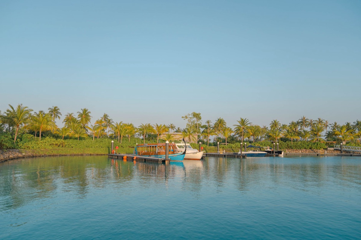 barco azul no lago fiji