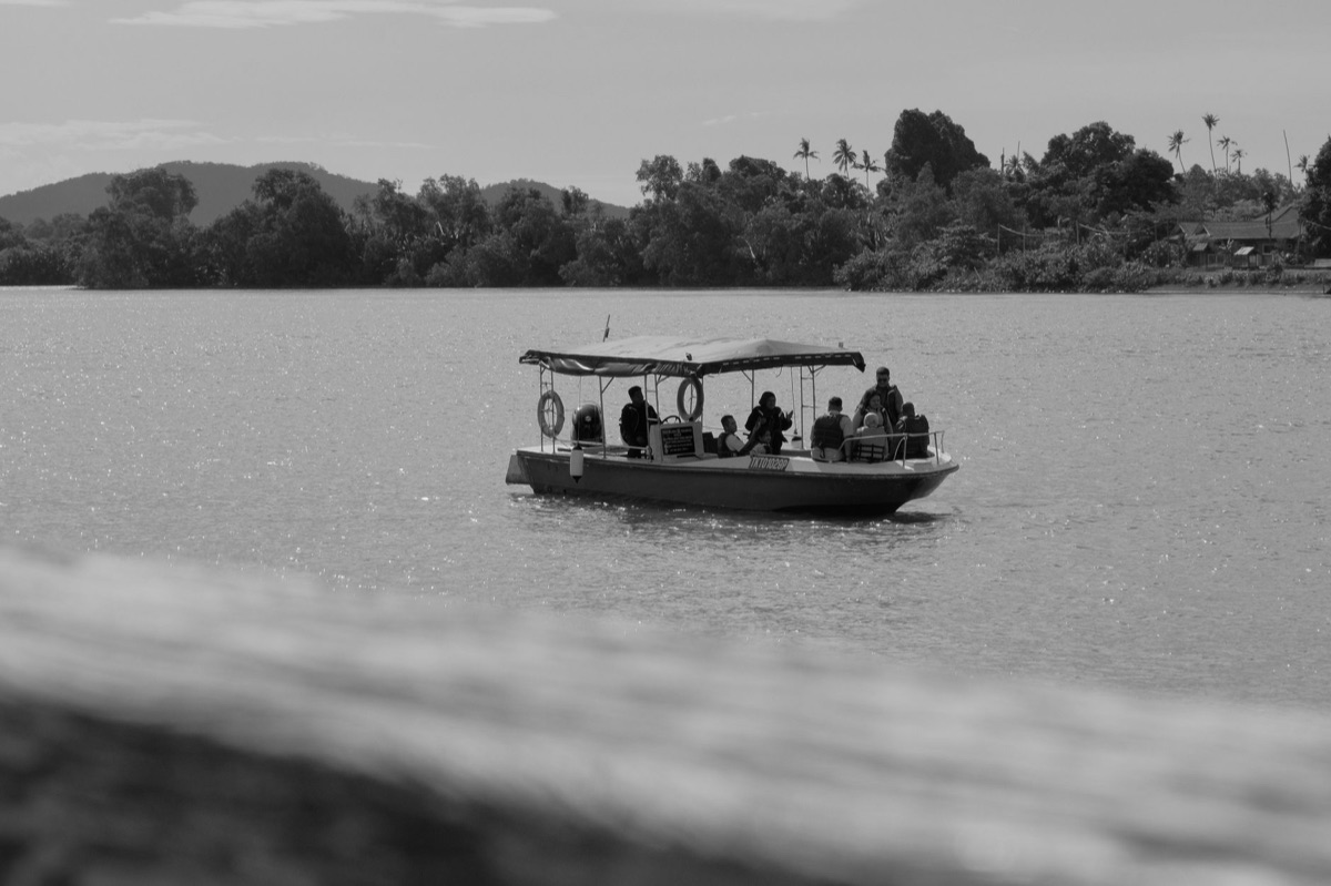barco motor com passageiros no mar fiji