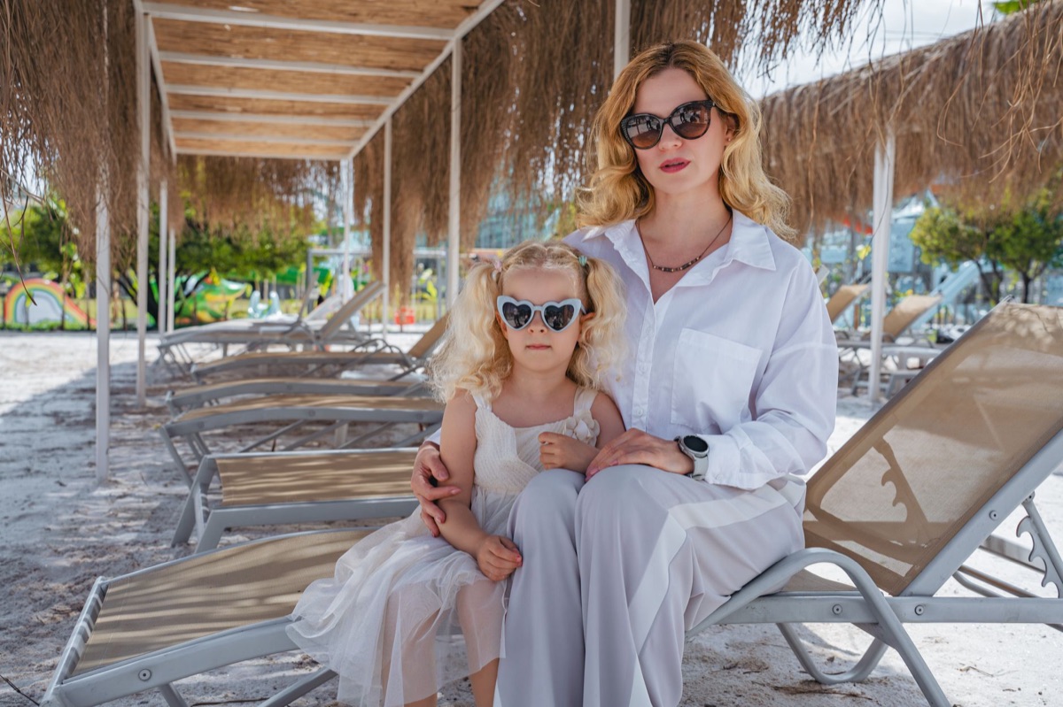 Familie auf Strand liegen