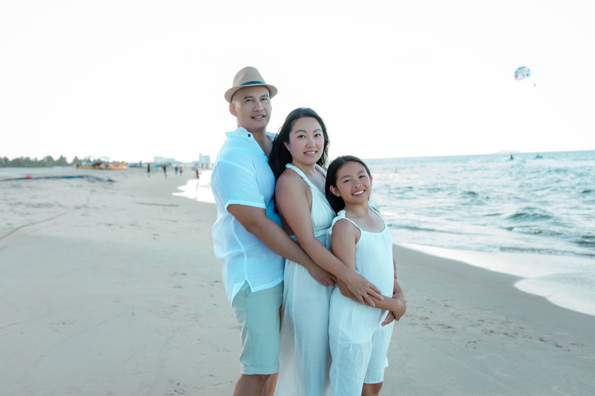familia frente a playa