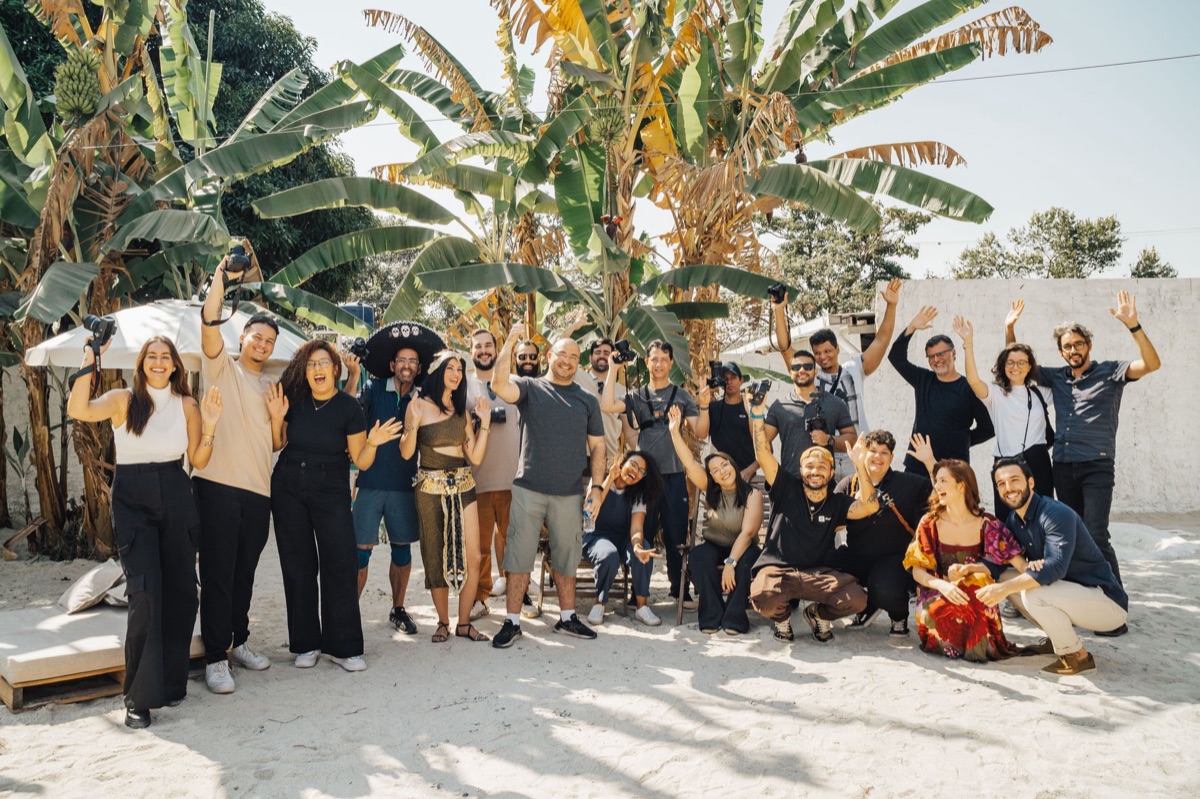 familia con cámaras frente a paisaje tropical