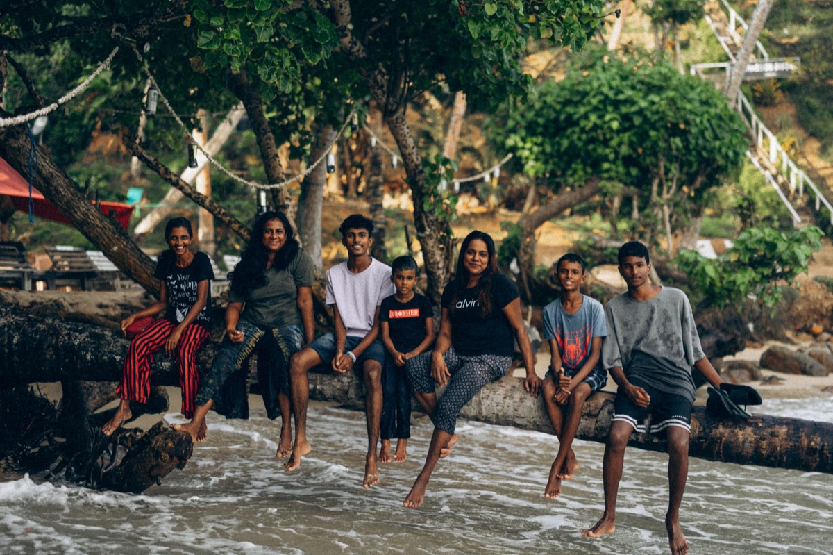 família em praia de fiji