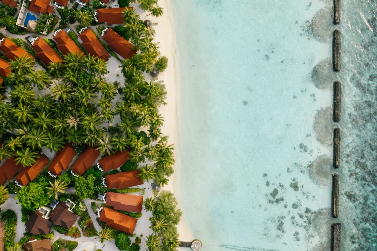 Familie auf privatem Strand einer Inselresort