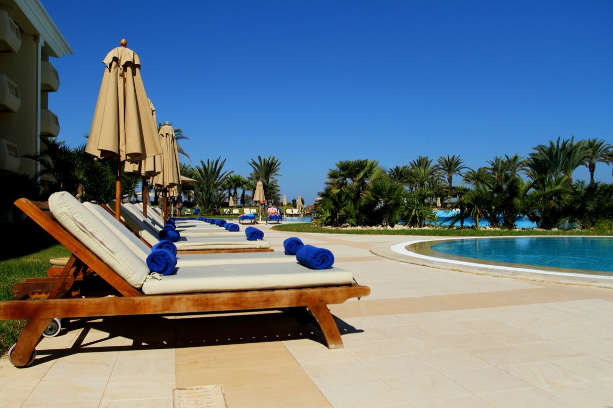 Familie in Hotel mit Pool und Strand