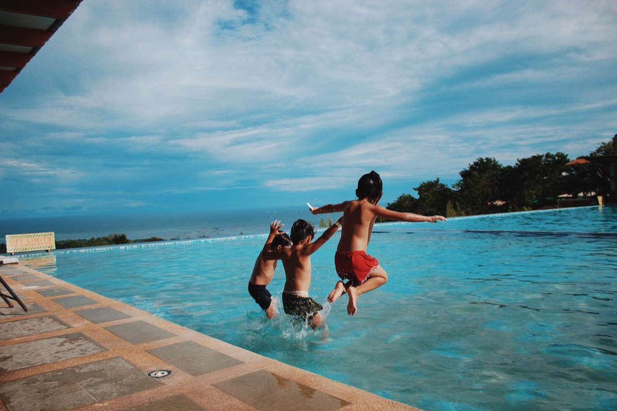 Famille au spa d'un resort