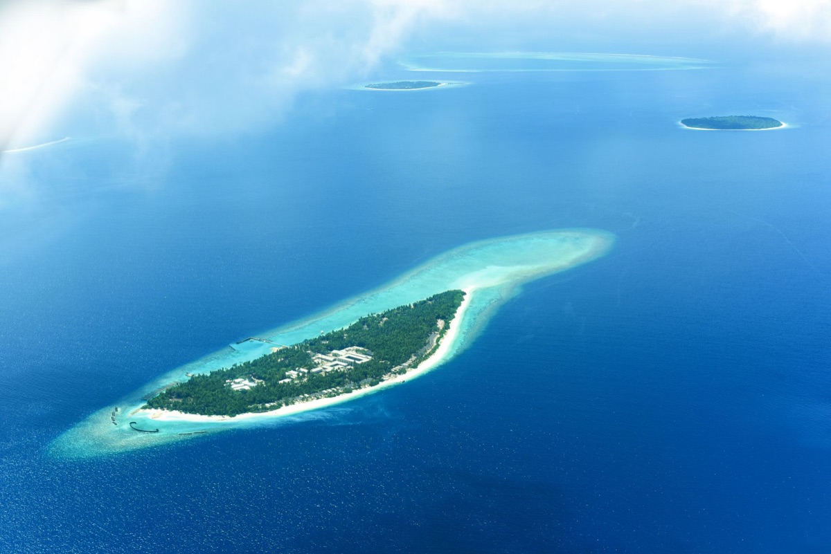 本島度假村家庭在白沙海岸的度假場景