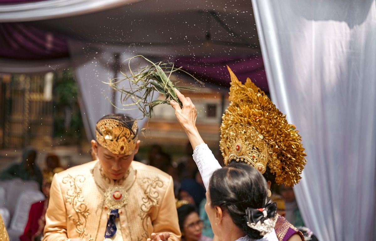Fijian cultural etiquette in ceremonial setting