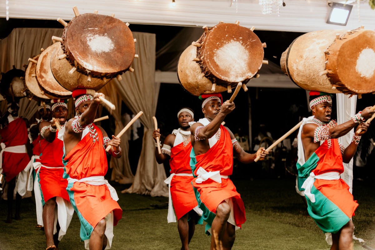 Ceremonia cultural de Fiyi con danzantes