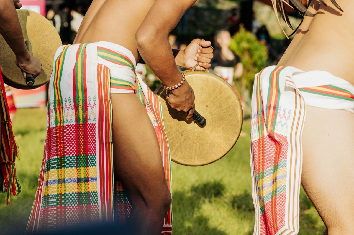 Costumbres culturales de Fiyi con ropa tradicional