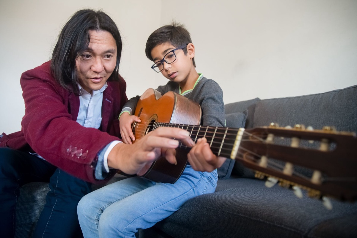 Elder geeft gesneden instrument aan jonge persoon