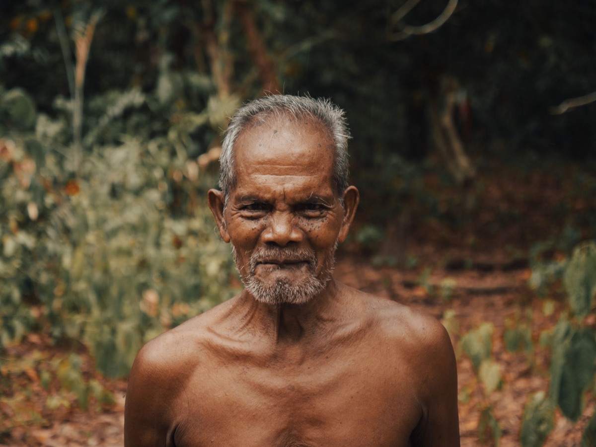 Un homme fidjien en costume traditionnel