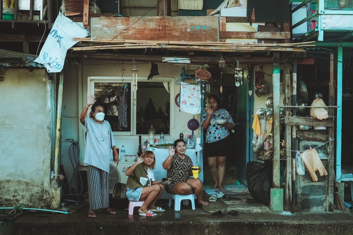 famiglia Fijiana che saluta un viaggiatore