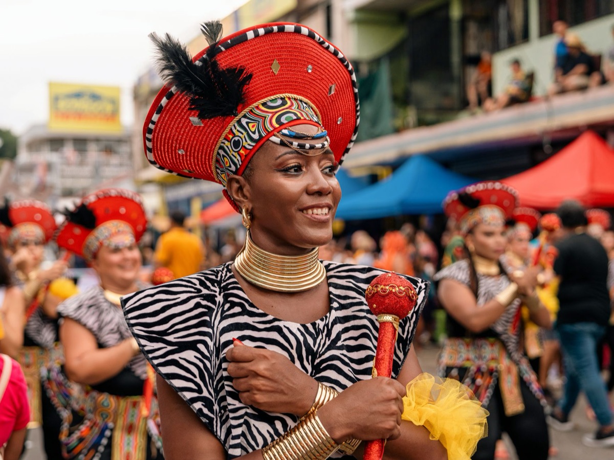 Danza tradicional en Fijí: un hombre en traje de lino y pintura natural