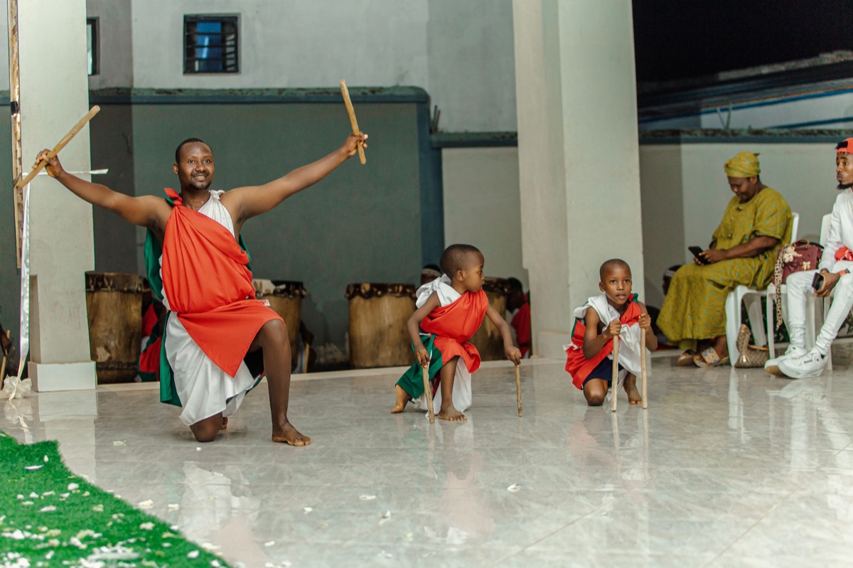 Danseurs Meke en attired traditionnelle