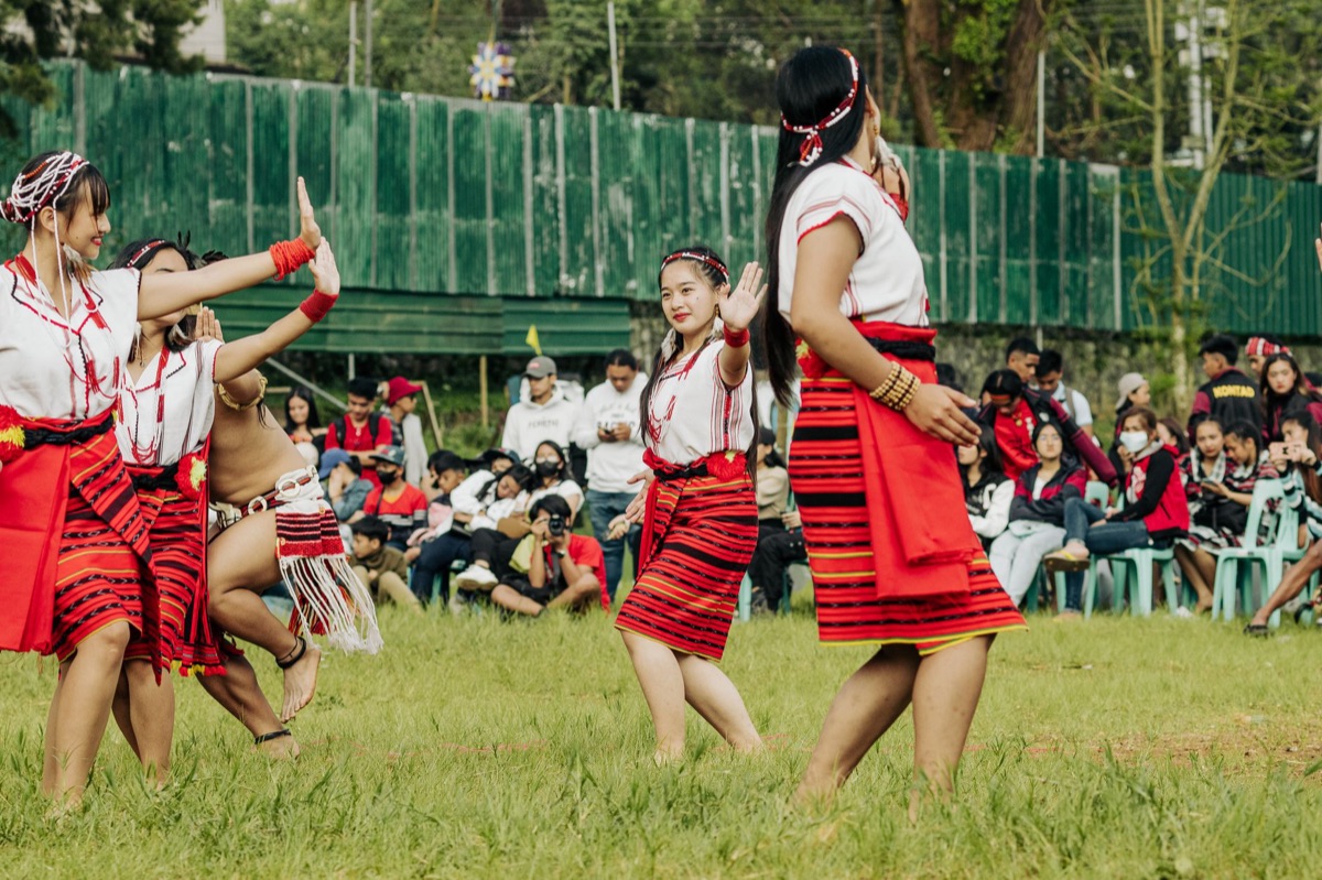 Communauté fijienne en réunion avec danse Meke