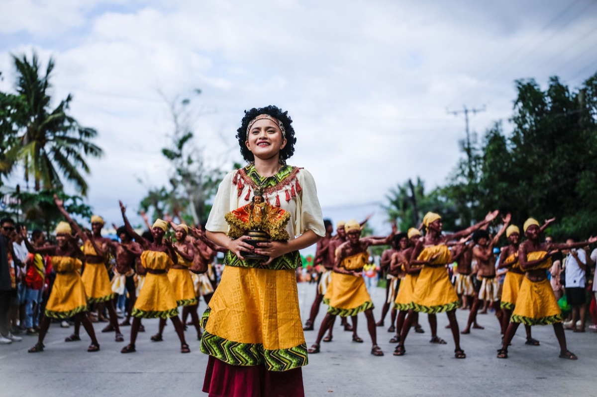 Un danzatore fijiano in abito tradizionale