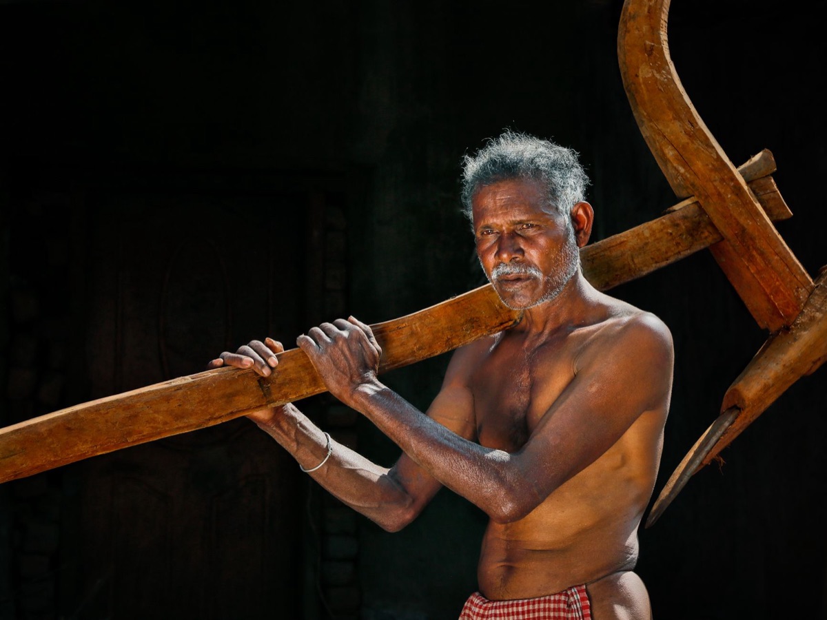 aldeia de fiji com homem em sarong