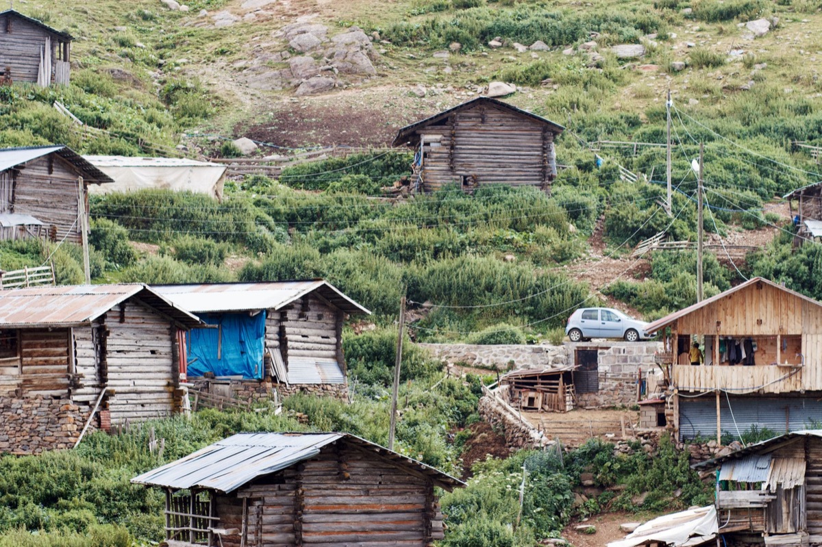 vue de la village de fiji avec des maisons traditionnelles