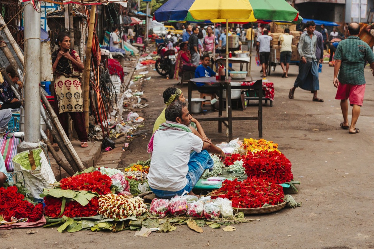 mercado de fiji com vendedores locais