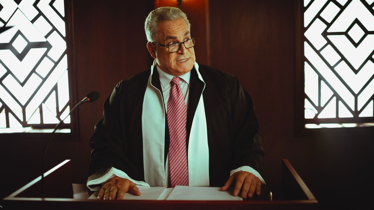 avocate femme en robe judiciaire