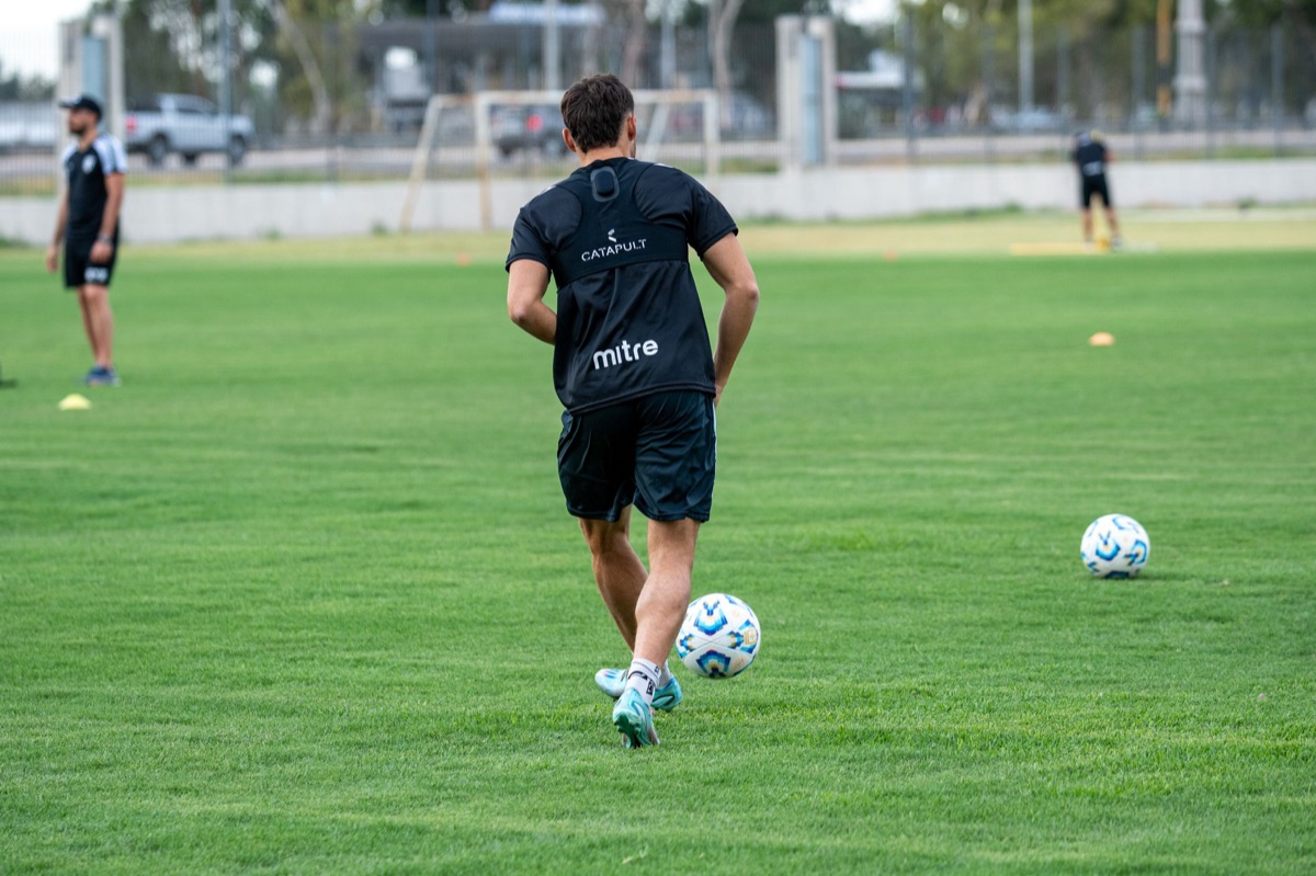 pelota de fútbol y marcas en el campo