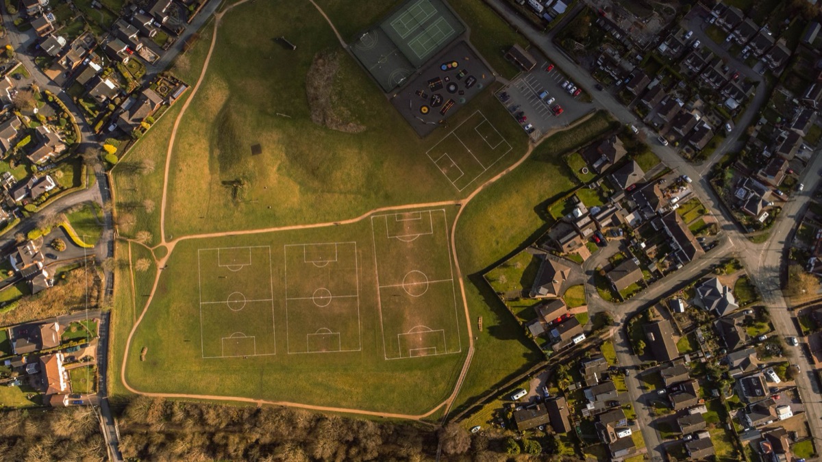 campo de futebol com casas tradicionais em fiji